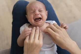 Erste Hilfe für Babys: Was tun bei Fieber, Husten oder einem Sturz? - Kinderwelt Magazin