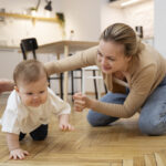 Die ersten Schritte: So unterstützen Sie Ihr Baby beim Krabbeln und Laufen - Kinderwelt Magazin