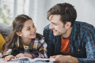 Vater und Tochter: Eine lebenslange Beziehung - Kinderwelt Magazin