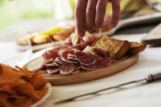 Ist Salami in der Schwangerschaft sicher? Ein umfassender Leitfaden für werdende Mütter - Kinderwelt Magazin