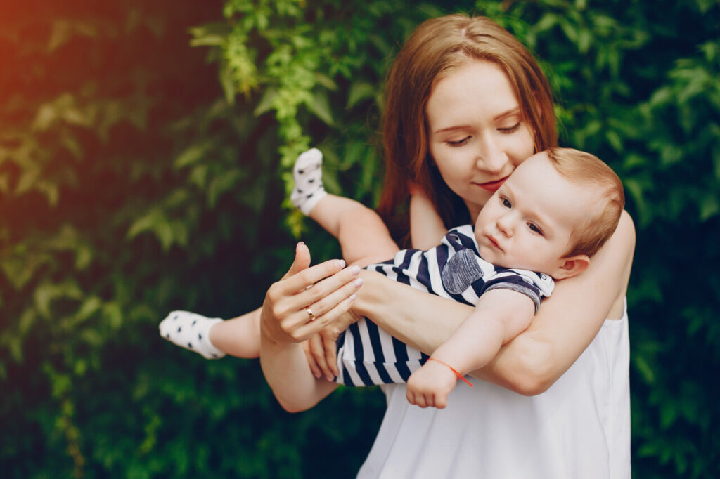 Babys abhalten: Die besten Tipps für junge Eltern - Kinderwelt Magazin