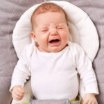 Baby weint im Schlaf mit geschlossenen Augen: Ursachen & Lösungen - Kinderwelt Magazin